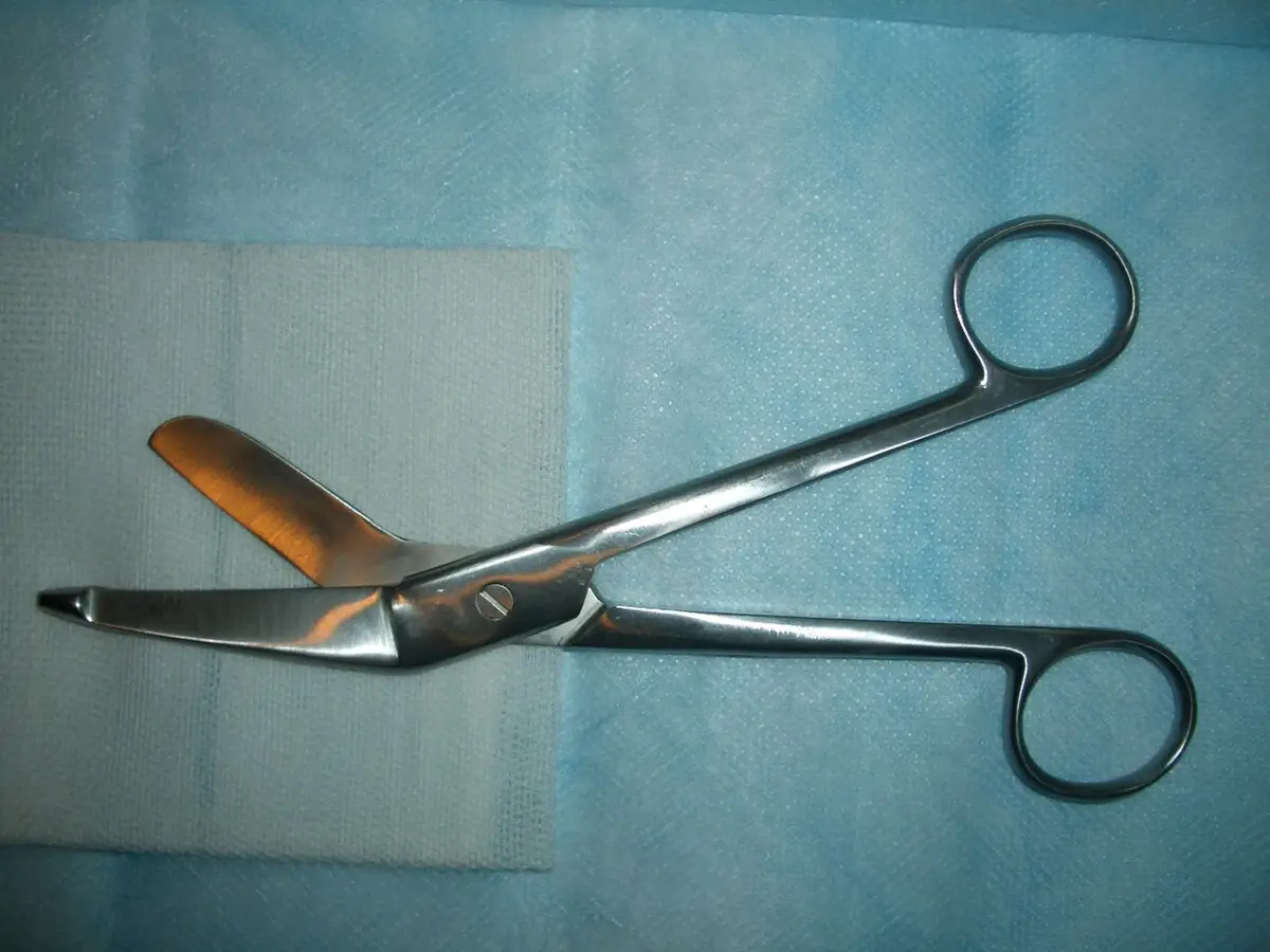 Scalpel scissors used in surgical procedures