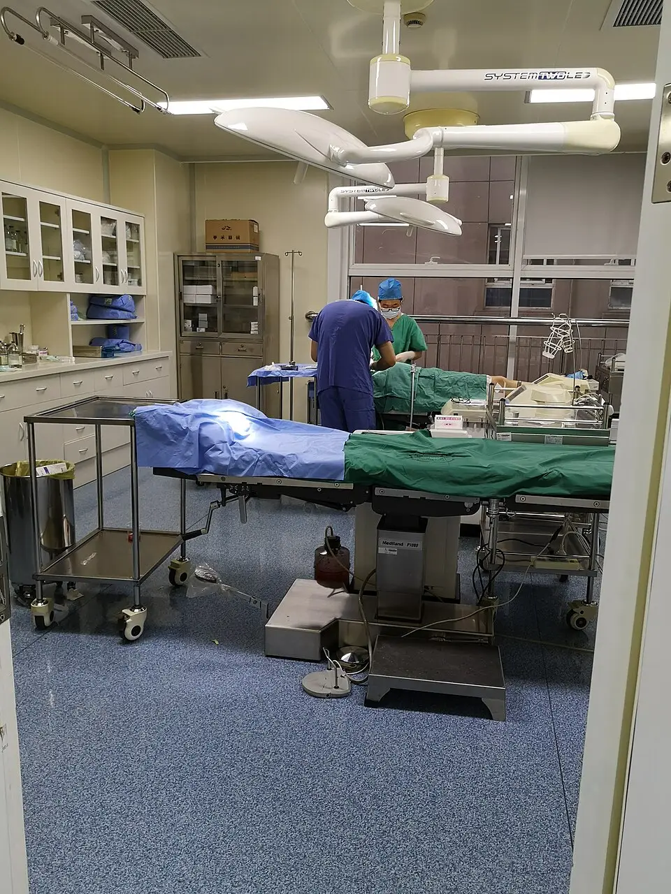 Surgical procedure room in an ambulatory care setting