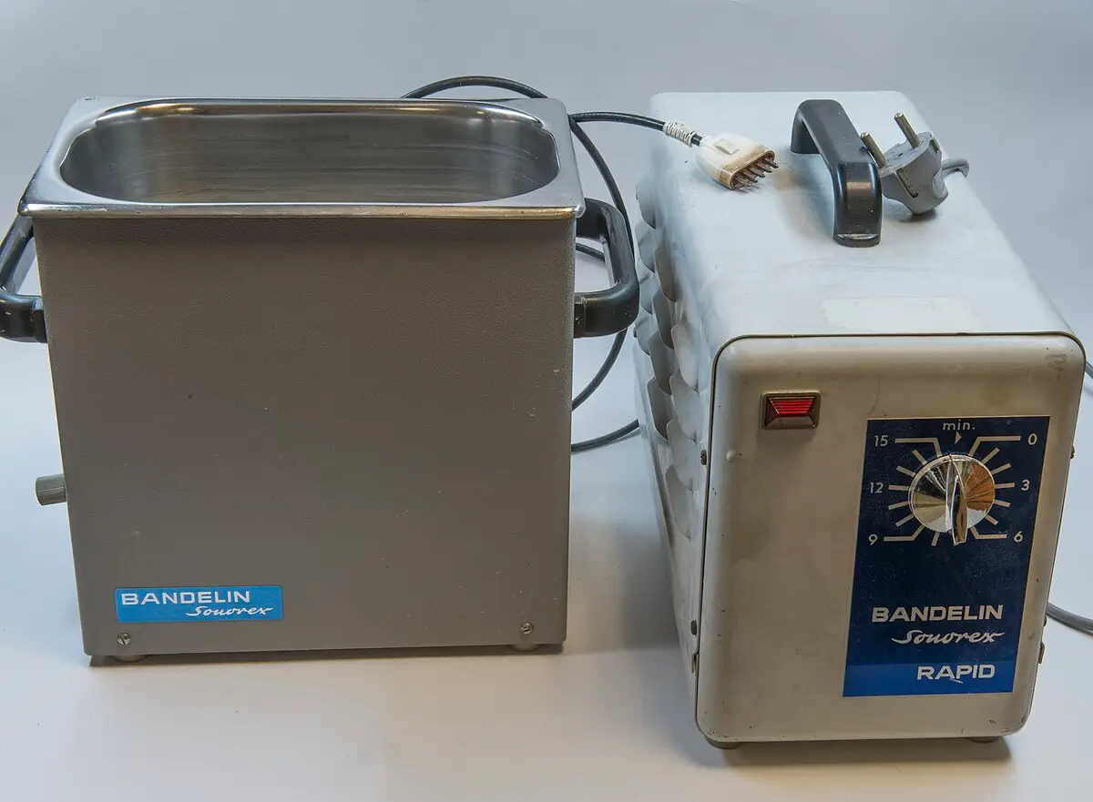 Ultrasonic cleaner unit used for instrument decontamination