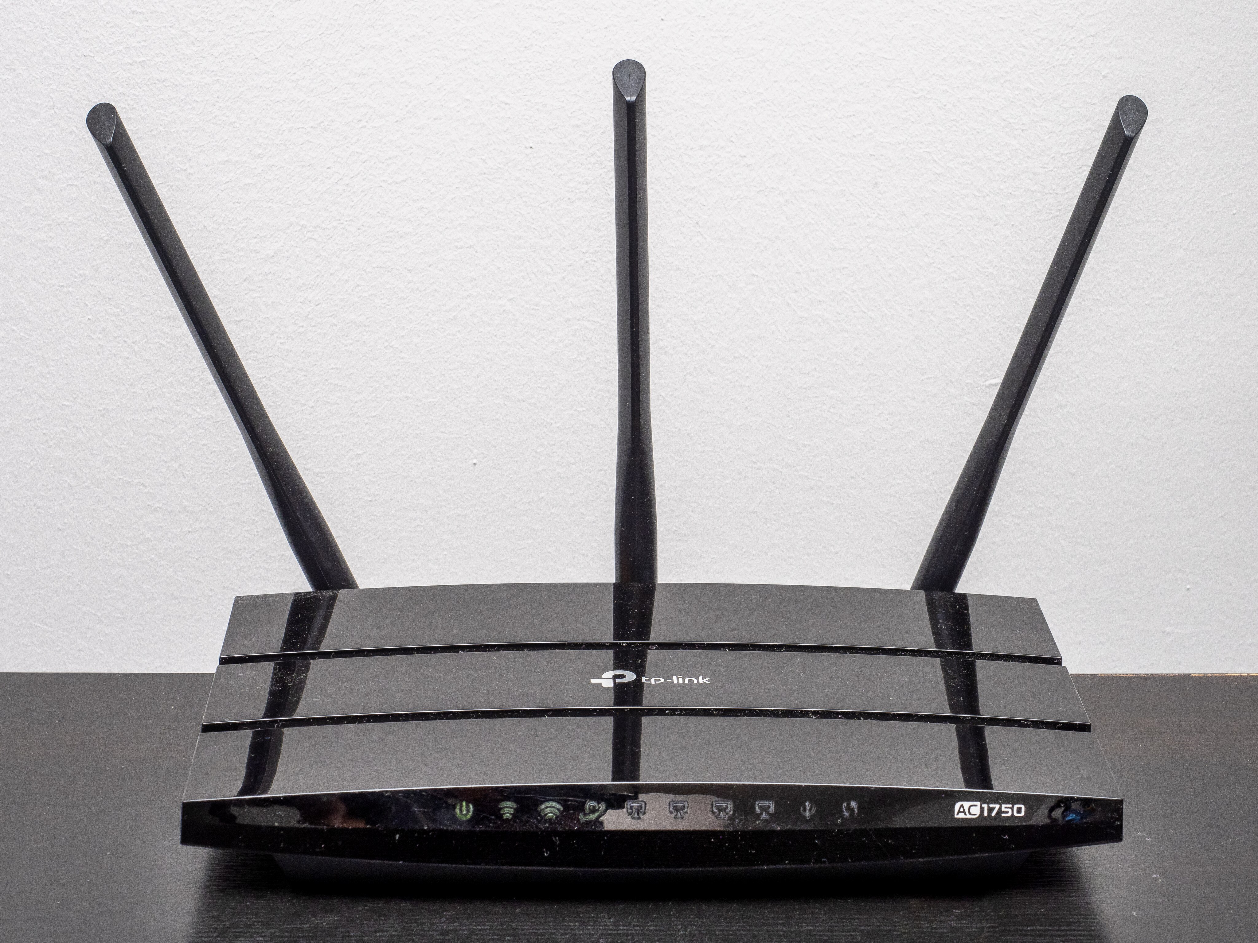 Wireless home router with external antennas for Wi-Fi signal transmission